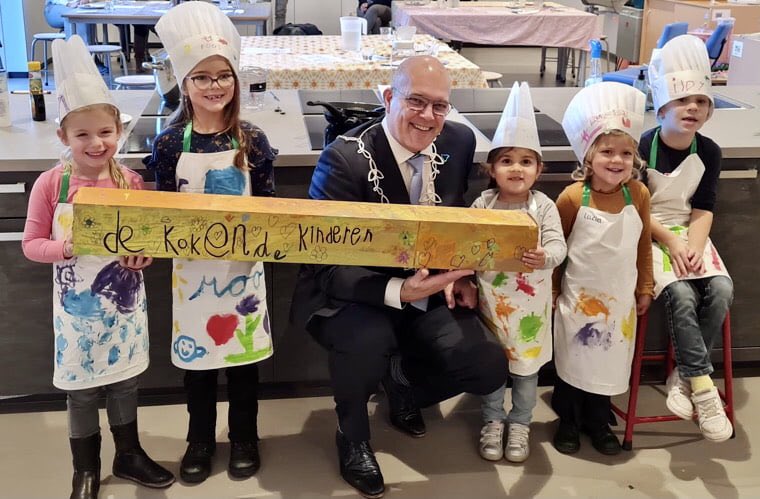 SLEEUWIJK - Schoolrestaurant ‘De Kokende Kinderen’ geopend door burgemeester Lichtenberg

 altena.net/nieuws/schoolr…