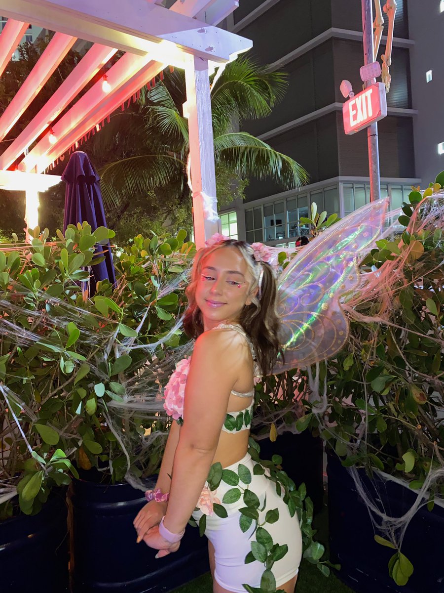 roxanaaxo_'s tweet photo. doing fairy things 🧚🏼‍♀️✨🧚‍♂️✨ https://t.co/RRX0u1OOvQ