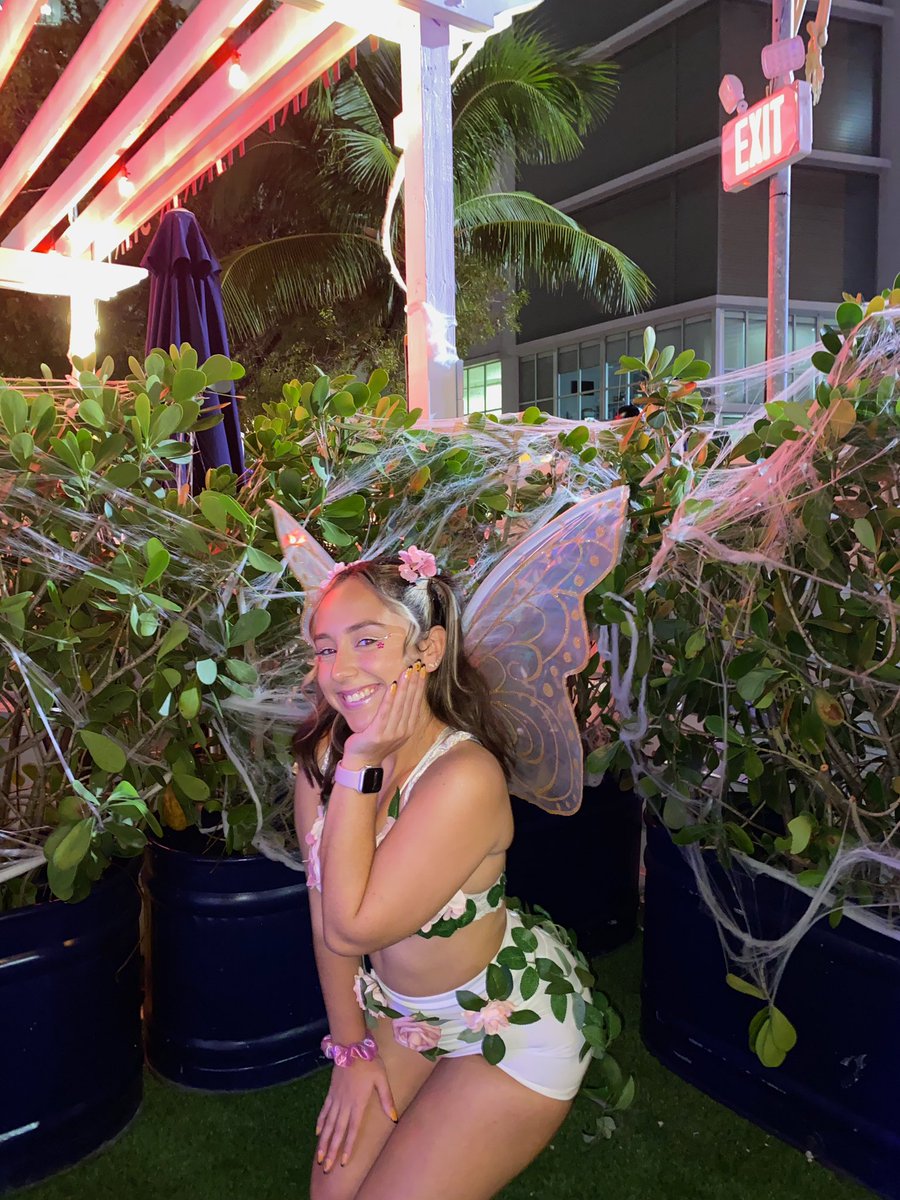 roxanaaxo_'s tweet photo. doing fairy things 🧚🏼‍♀️✨🧚‍♂️✨ https://t.co/RRX0u1OOvQ