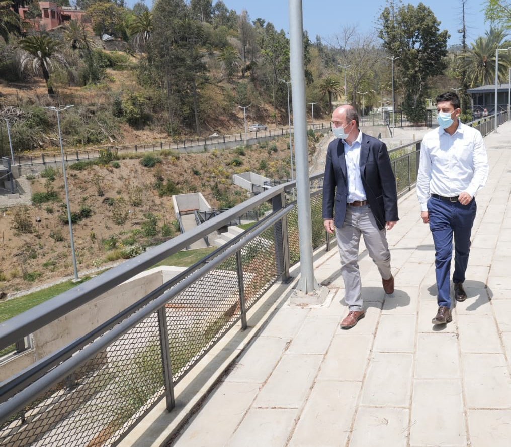 minvuvalparaiso's tweet photo. En la visita nuestras autoridades también recorrieron el nuevo #parqueMerced. Un espacio intervenido por nuestro programa #quieromibarrio que surge como necesidad levantada por los vecinos de los cerros Merced y las Cañas. https://t.co/Se9djXFhG5