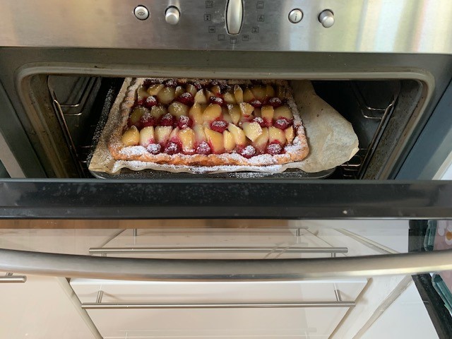 It's caramel week on @BritishBakeOff, for those with a particularly sweet tooth! Fancy learning how to cook a pear and raspberry tart? Join @Lawrence_Keogh and cook along with your family, friends or on your own for a food-filled evening: loom.ly/CssJdaU #TasteofHome