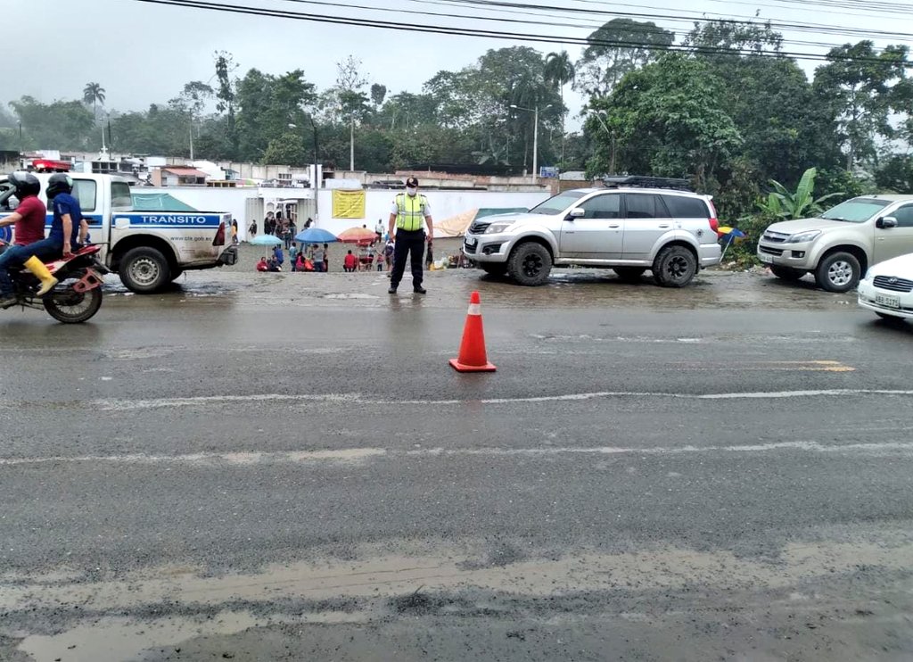CTEcuador's tweet photo. Nos encontramos dando tránsito en los diferentes cementerios del país, donde se presenta una afluencia alta de ciudadanos por el Día de los Difuntos. https://t.co/DOwT7fgfxr