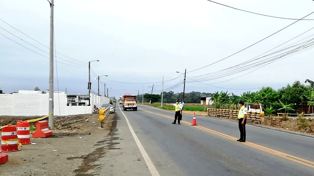 CTEcuador's tweet photo. Nos encontramos dando tránsito en los diferentes cementerios del país, donde se presenta una afluencia alta de ciudadanos por el Día de los Difuntos. https://t.co/DOwT7fgfxr