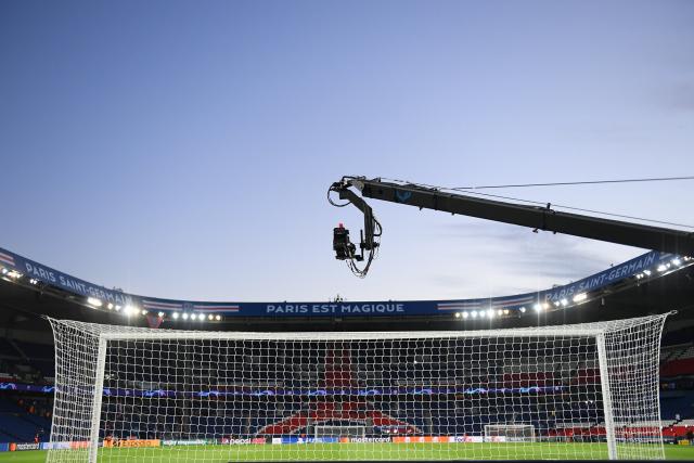 lequipe's tweet photo. Canal + a décidé de ne pas programmer PSG-Nice, l'affiche de la 16e journée entre le leader et son dauphin, sur son antenne Premium. Mais sur Canal + Décalé, où elle réalise de plus faibles audiences https://t.co/JFn16kARLz https://t.co/a1L9BzllFn