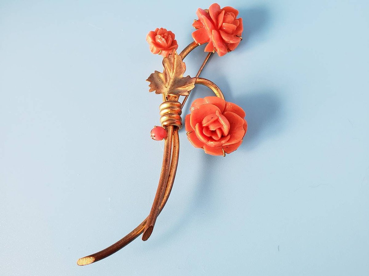 LoveAndDust's tweet photo. Love the color of this brooch I just listed to my #etsy shop: 1930s Large Coral Color Celluloid Rose Brooch https://t.co/HGdXH8iFYd #orange #floral #gold #1930sjewelry #coralcolored #orangeflowers #flowerbrooch #floraljewelry #celluloidroses https://t.co/z56EzZeYY8