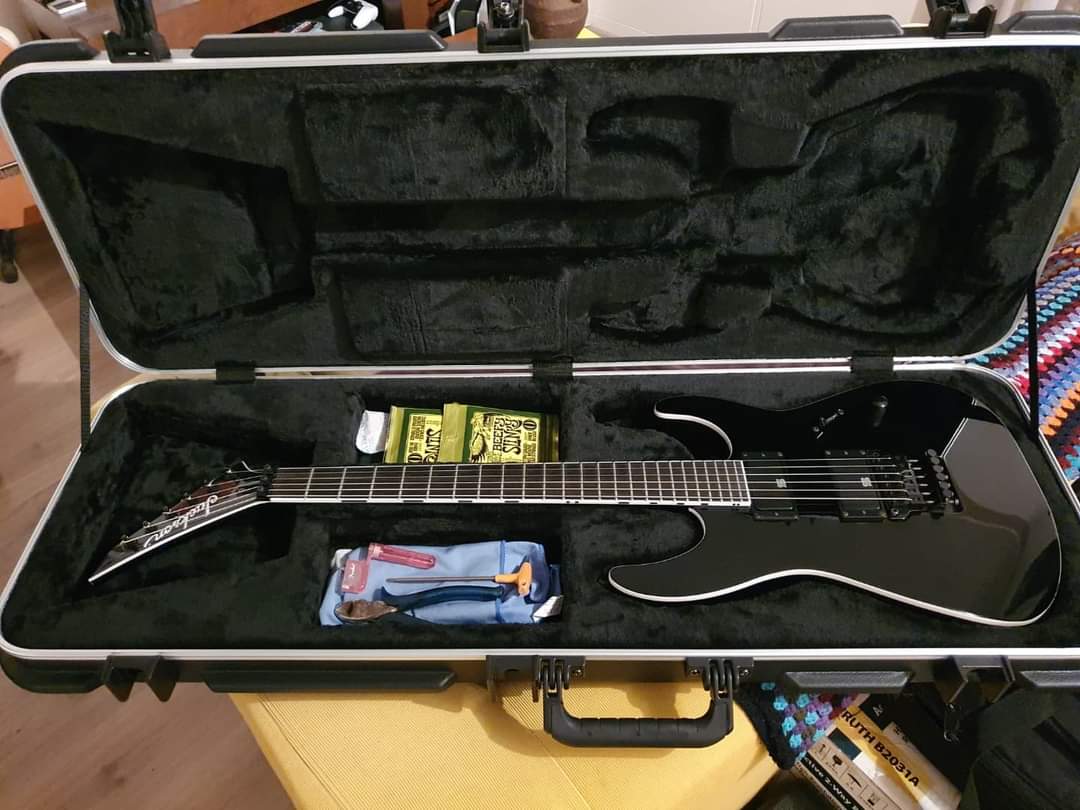 _AngerMachine_'s tweet image. Martijn&apos;s got a new case for his #Jackson pro SL2 Mick Thompson to keep his #guitar save while travelling to upcoming shows. 

Typically for Martijn everything&apos;s well prepared and securely packed.

Also why have a black #stringwinder if you can have a pink one?

#AngerMachine