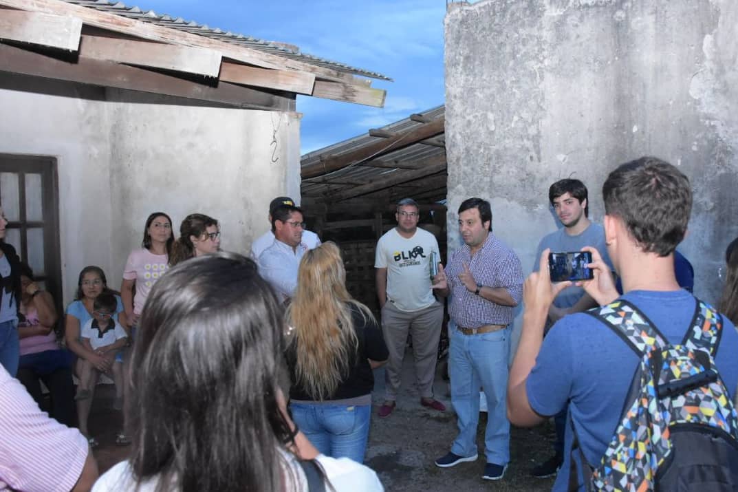 Pablo_romerook's tweet photo. ¡Tarde-noche junto a los vecinos! 🙋🏻‍♂️🙋🏻‍♀️ Fue un día de varias reuniones, todas con el mismo objetivo: trabajar por el futuro de Mercedes 🙌🏼 Gracias vecinos! Ahora más que nunca, #VamosConstruyendoFuturo 🤝🏼 https://t.co/1K7OEU4AFw