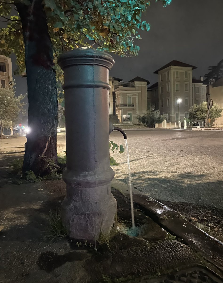 mariamedici10's tweet photo. #Nasoni romani, dov’è ? 
#Roma #Romasemprebella https://t.co/yY9VmeJrak