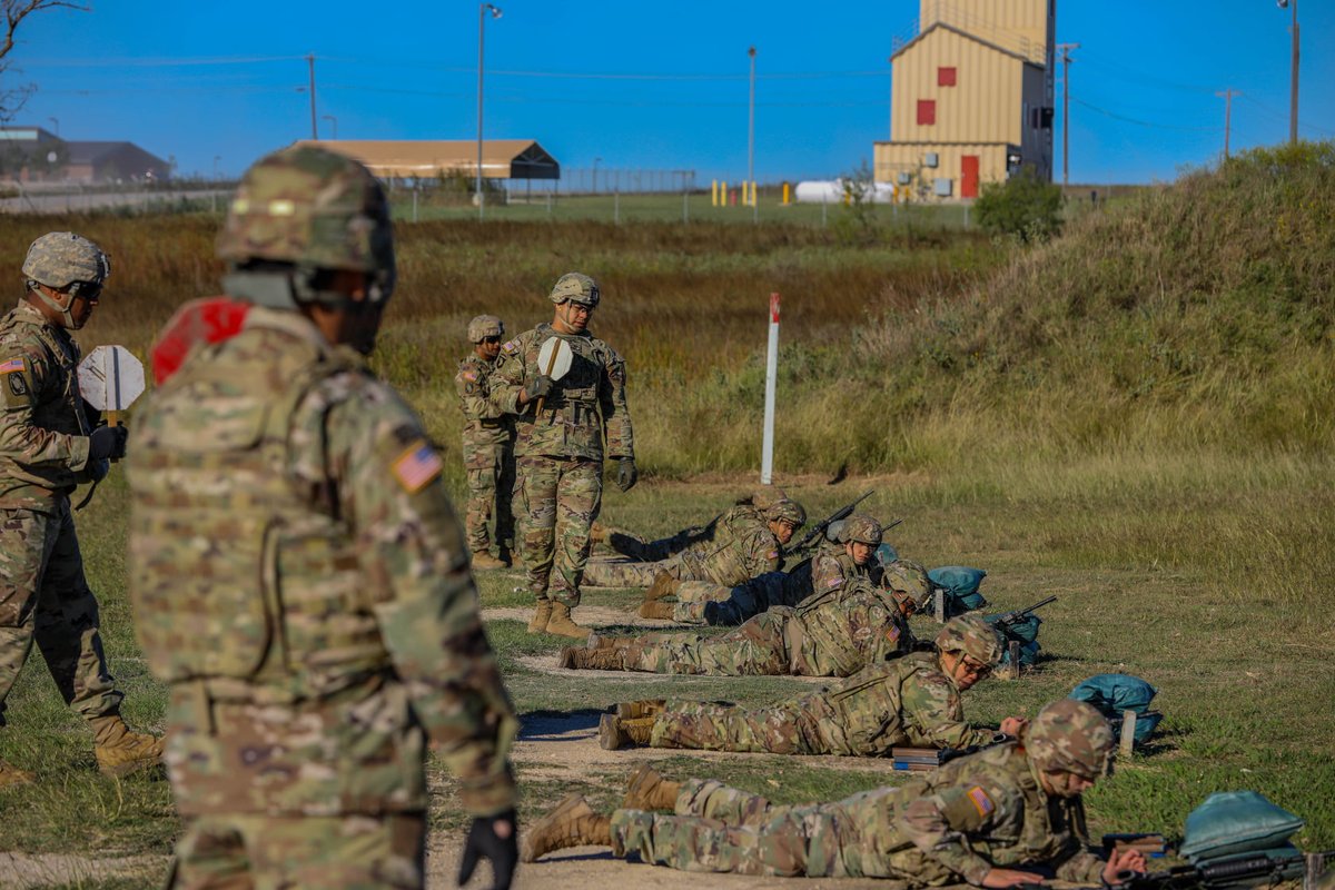 1stCavalryDiv's tweet photo. #Wagonmaster Troopers zero their M4 Carbines, leading to their biannual qualification range.
The M4 qualification table incorporates standing unsupported, prone unsupported, prone supported, kneeling supported and standing supported positions.
#FirstTeam #CavLethal
@iii_corps https://t.co/CZ4q9uE49n