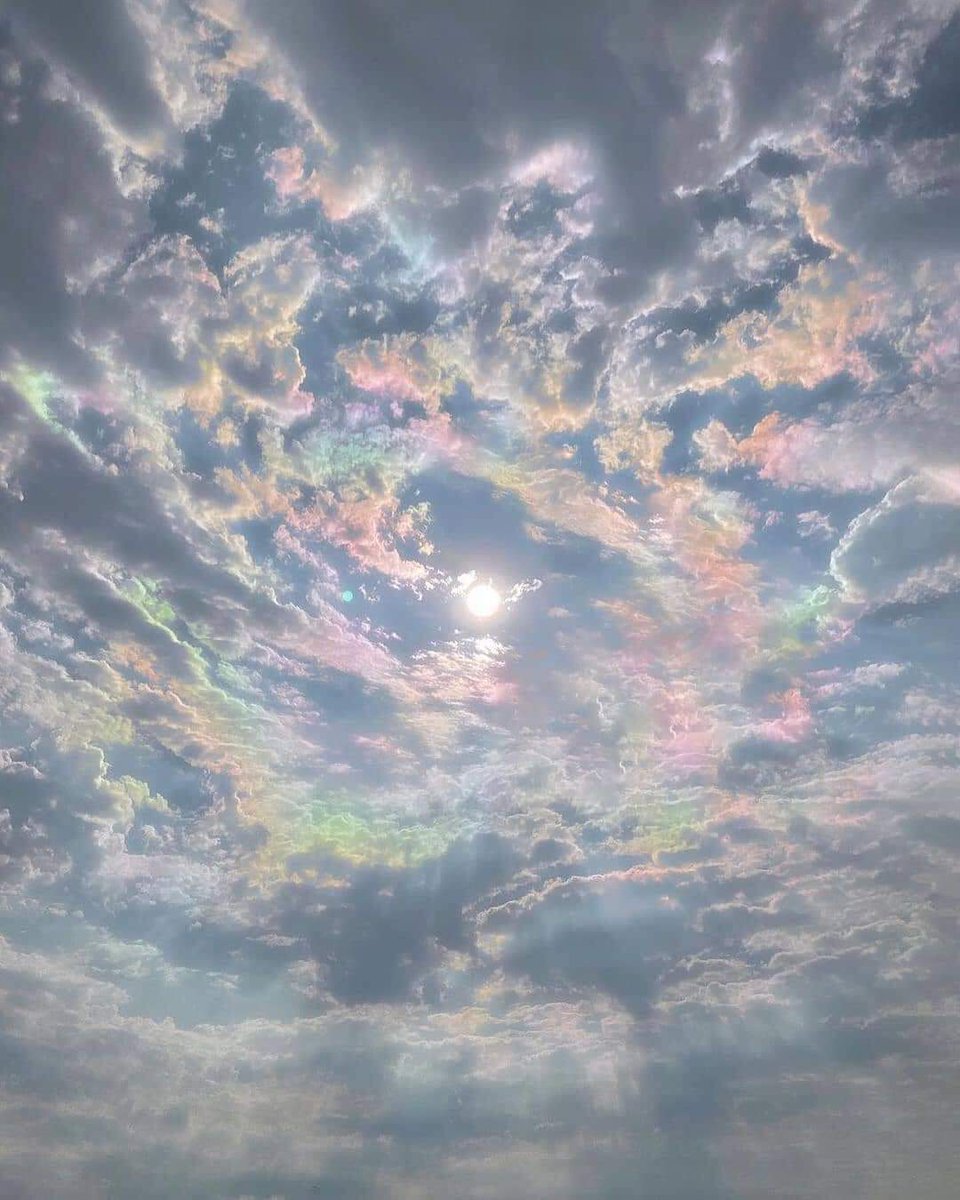 lilyns73's tweet photo. Un día tuve que mirar al cielo y aprender a echar de menos ... https://t.co/oUwKFB0GcT