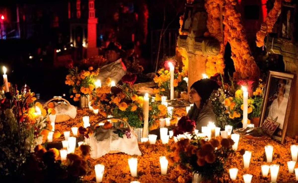 eltonecastv's tweet photo. #DiaDeMuertos y #Mexicodiademuertos 
Hoy celebramos a los seres amados que se fueron del plano terrenal pero que siguen con nosotros en nuestra mente y en nuestro corazón.
Te necesito papá
te extraño gato https://t.co/4eMUMZaqHN