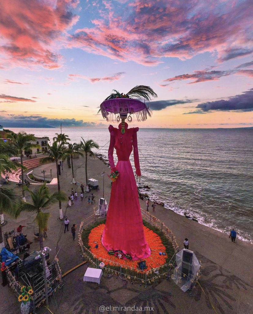 Emoturmx's tweet photo. 😍 Día de Muertos desde el Malecón de Puerto Vallarta, Jalisco.

📸@el.mirandaa.mx https://t.co/PTGncEnH0m