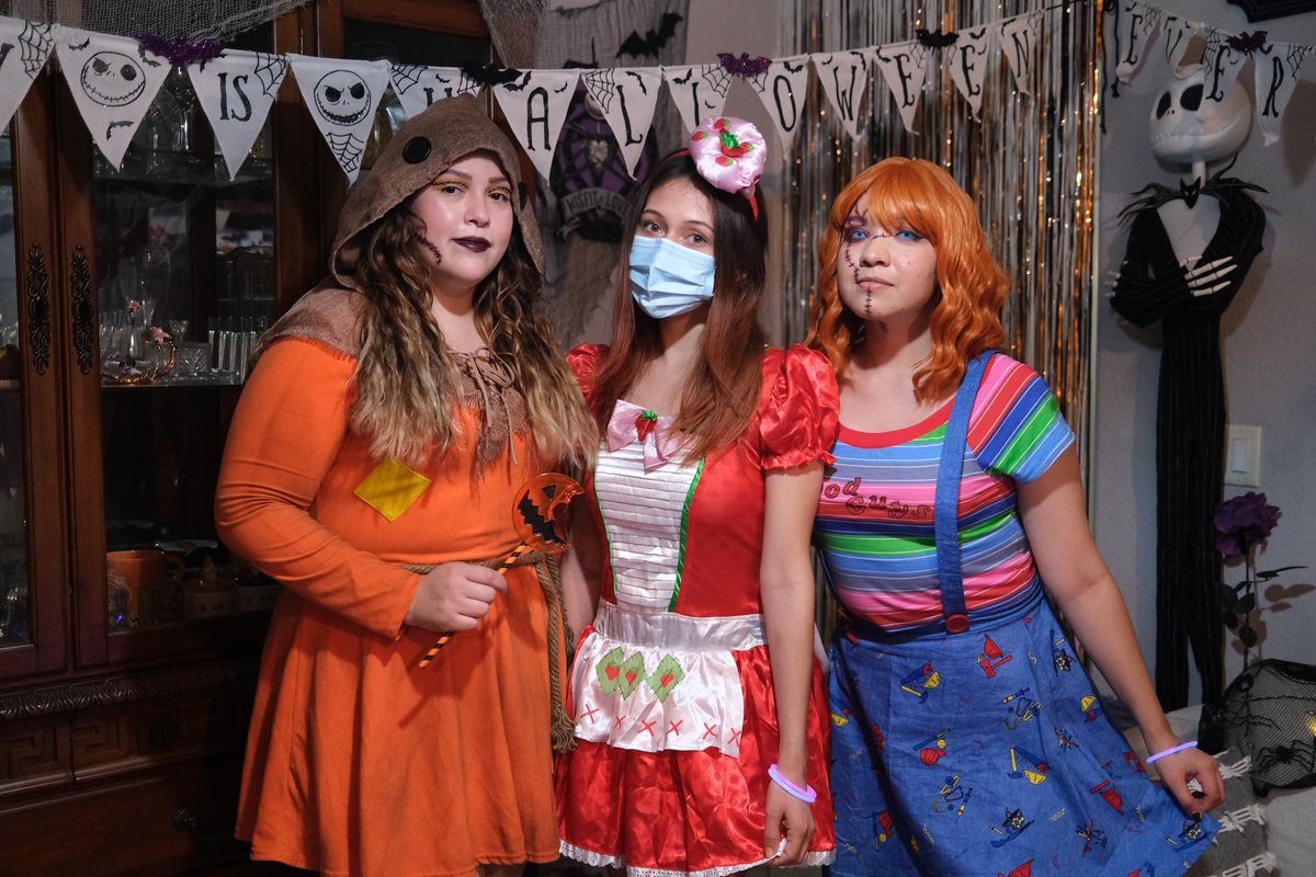 williamstalwart's tweet photo. Just a few shots from Halloween with the family. Experimenting with my new Fuji X100V.

#Halloween #halloween2021 #TrickRTreatSam #Chucky #StrawberryShortCake #fujifilm #FujifilmX100V https://t.co/09fFVKHvxR