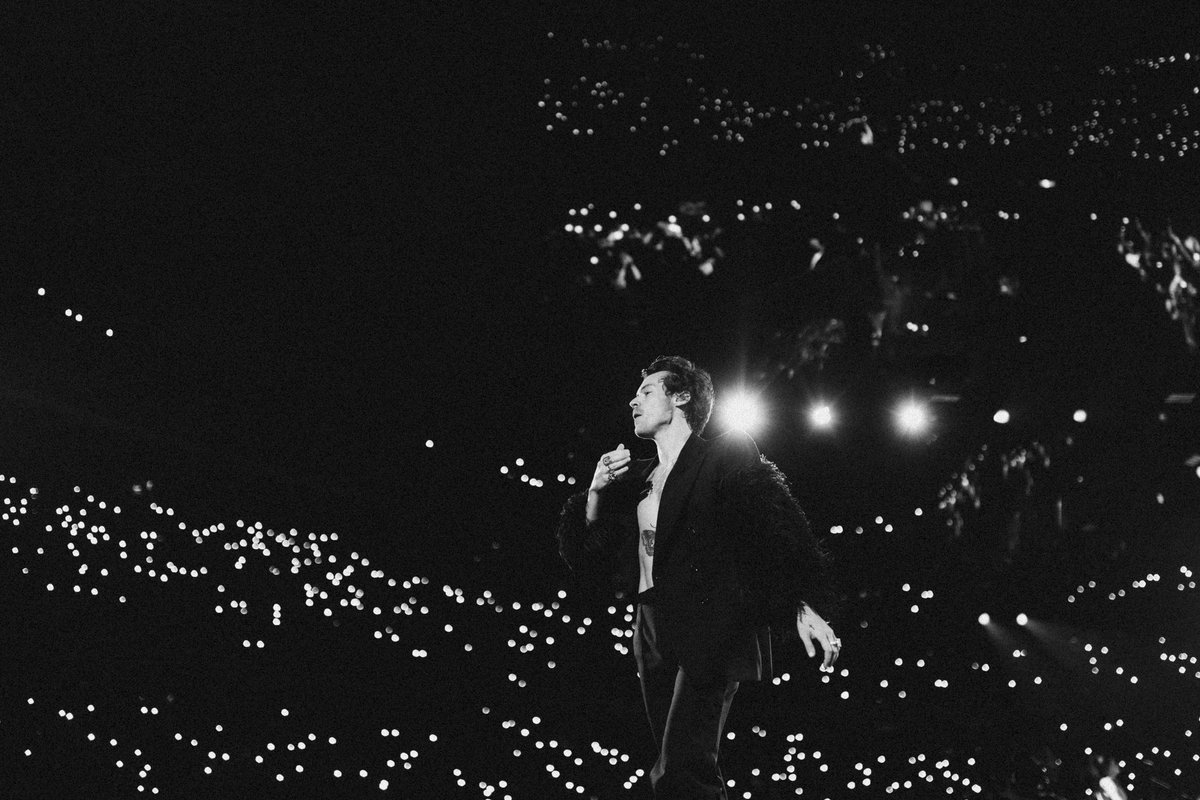 FiservForum's tweet photo. TOMORROW ✨

#LoveOnTour | 📸: Anthony Pham https://t.co/1PNOz51FoK