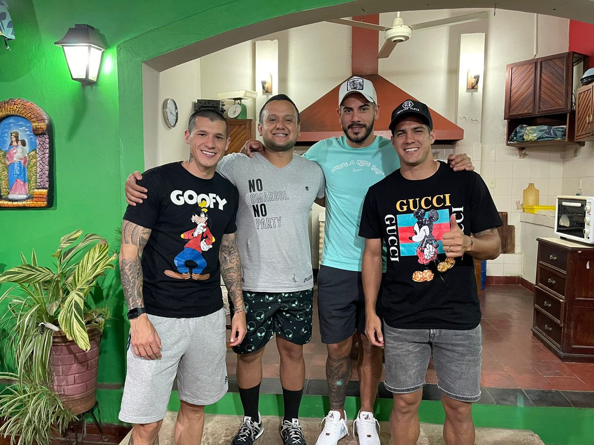 omarcolman's tweet photo. ¡Que lindo es volver! Gracias por la visita y por la bienvenida amigos @ivan94ramirez @benitez_alan2 #pollorecalde No Omargol No Party 👽 https://t.co/5bvAhjYeNT