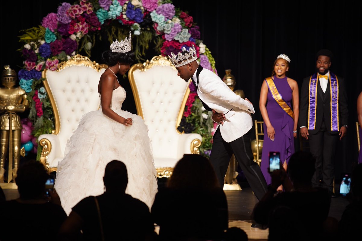 PVAMU's tweet photo. A royal night on The Hill 💜💛
✨
Congratulations Mister and Miss Prairie View A&amp;M University🤴🏾👸🏽✨
#ForeverConnected #PVHC2k21 https://t.co/rfUpaiij0K