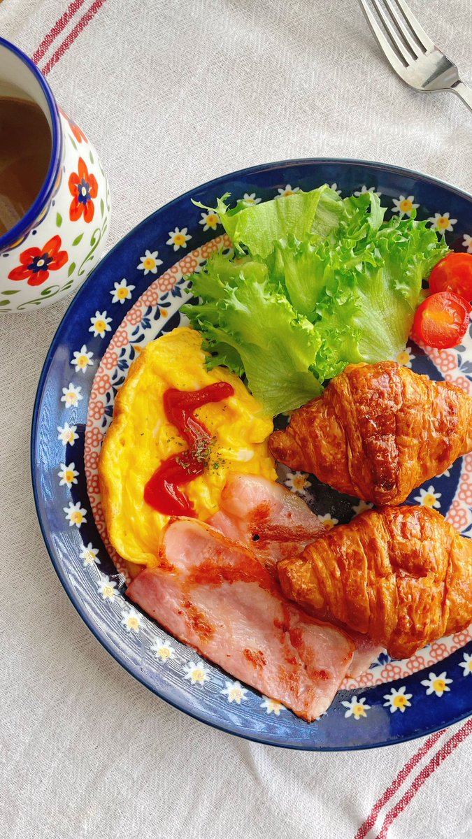 365breakfast's tweet photo. 🍽本日のワンプレート
☑︎ミニクロワッサン
☑︎サラダ
☑︎スクランブルエッグ
☑︎ベーコン
☑︎カフェインレスカフェオレ
#朝ごはん #朝食 #ワンプレート朝食
#Twitter家庭料理部 https://t.co/E2xzReN81X