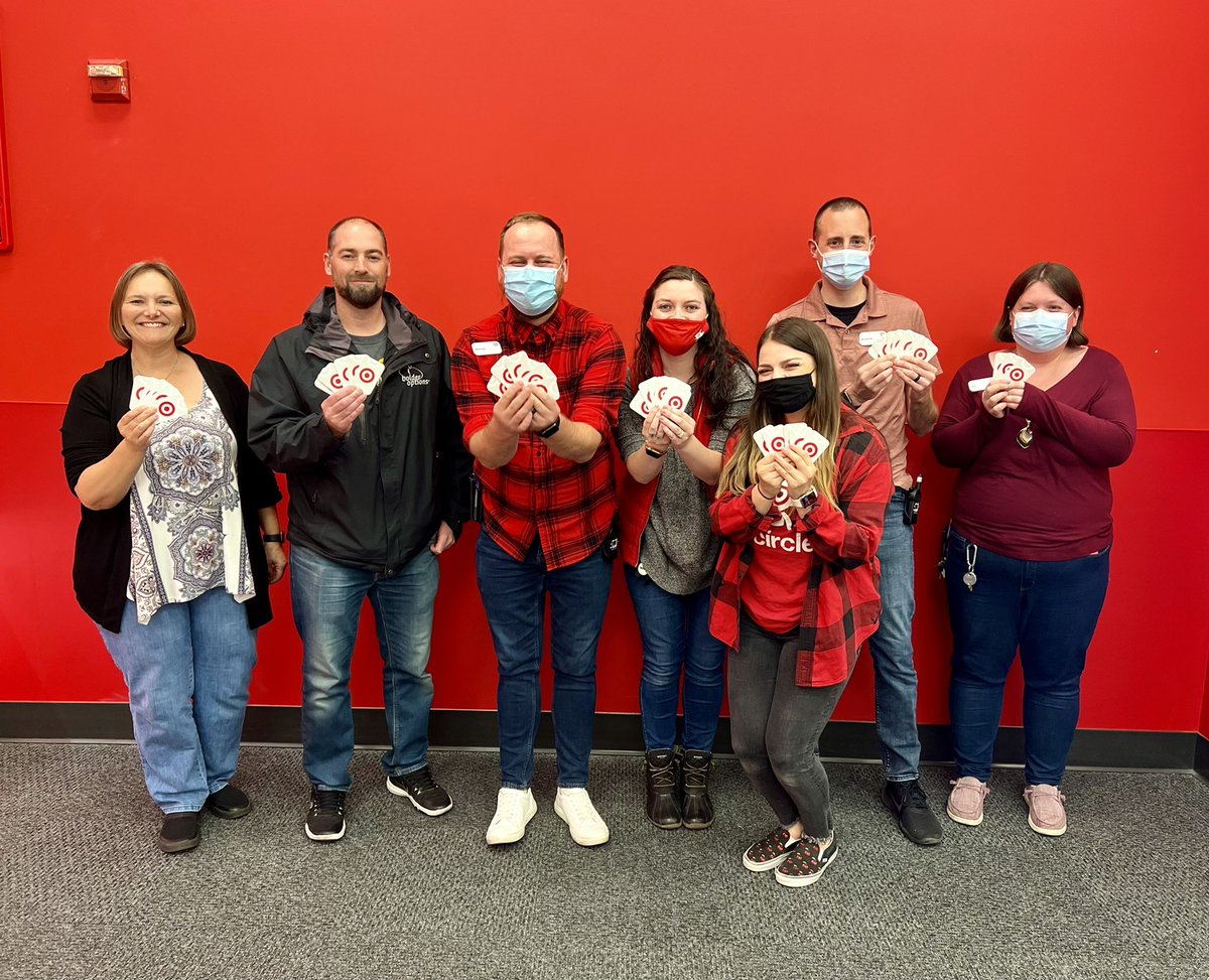 D111 banded together and was able to donate 40 gift cards to a local non profit, Bolder Options. Bolder options provides wellness-based mentoring for middle school youth. These gift cards will go to the youth during their Holiday Gift drive through event. #giveback #thisisTarget