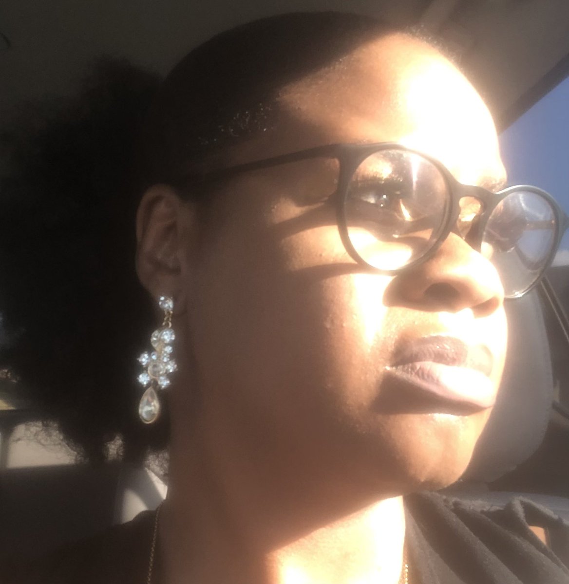 UNMy_Biz_Niz's tweet photo. #NeckUpTwitter checking in !! https://t.co/XWzktjNqsX