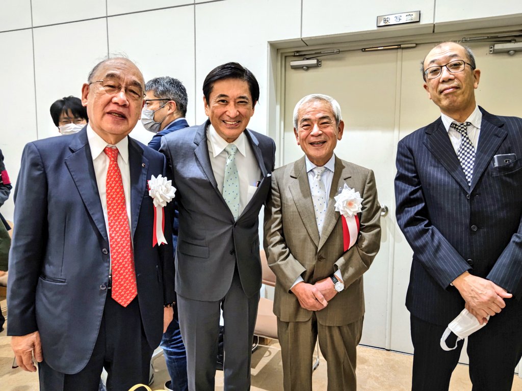 sacchiy0608's tweet photo. 今朝は奈良県にある橿原考古学研究所付属博物館の式典。
向かって左から荒井正吾知事、元文化庁長官の青柳正規研究所長、関西フィルの浜橋専務理事。昨晩は素敵な食事会。式典では林そよかさんの新作をコンサートマスターの岩谷祐之さん首席ヴィオラの中島悦子さんが演奏↓
https://t.co/IjeLGXxKTd https://t.co/jbwAgsmUbb