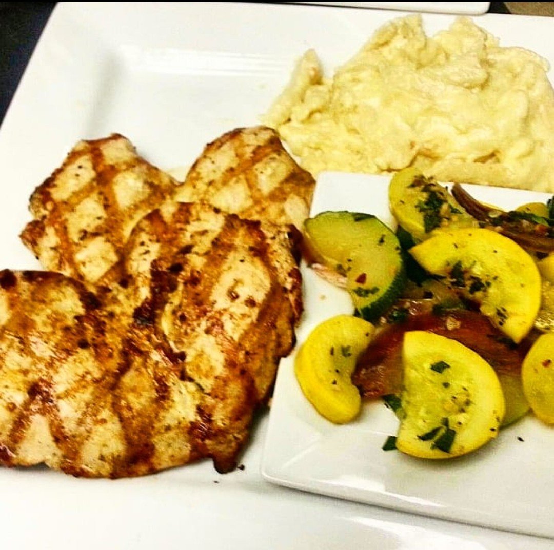 Grilled chicken, alfredo pasta and sautéed squash..talk about yuuumy😋 #Grill