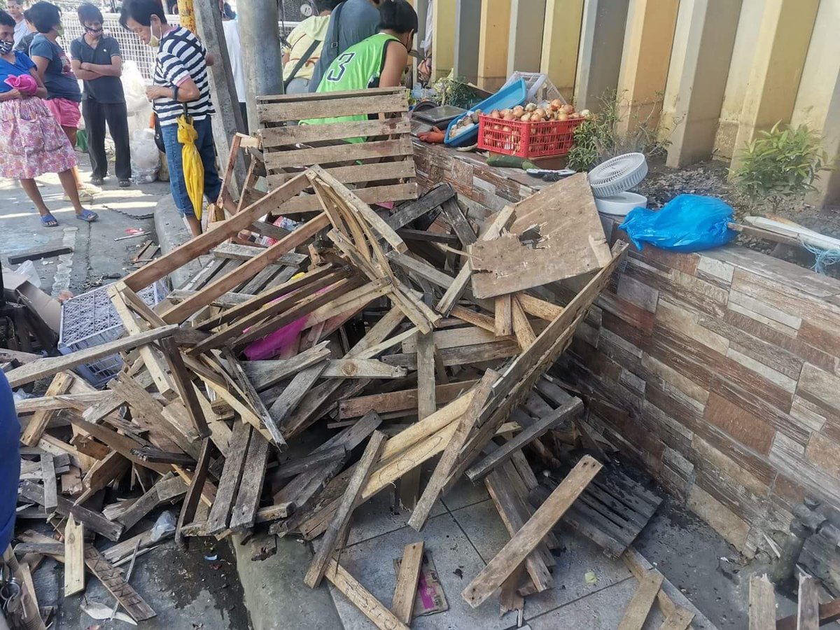 ABCarlosTayag_'s tweet photo. ALERT! 

Kaninang alas-9 ng umaga ay nanguha ang Hawkers ng mga paninda at kagamitan tulad ng mga lamesa at payong sa mga manininda ng Trabajo Market. Nakitang nasugatan rin si Nanay Evelyn pagkat nagkahilahan ng mga gamit.

#DefendTrabajoMarket
#StandWithTrabajoMarketVendors https://t.co/qWm1QYtC5r