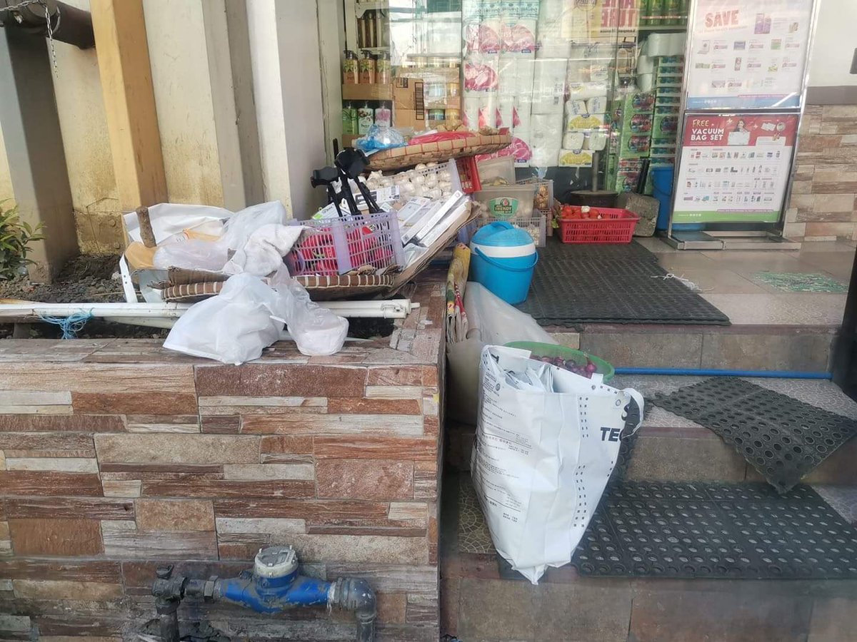 ABCarlosTayag_'s tweet photo. ALERT! 

Kaninang alas-9 ng umaga ay nanguha ang Hawkers ng mga paninda at kagamitan tulad ng mga lamesa at payong sa mga manininda ng Trabajo Market. Nakitang nasugatan rin si Nanay Evelyn pagkat nagkahilahan ng mga gamit.

#DefendTrabajoMarket
#StandWithTrabajoMarketVendors https://t.co/qWm1QYtC5r