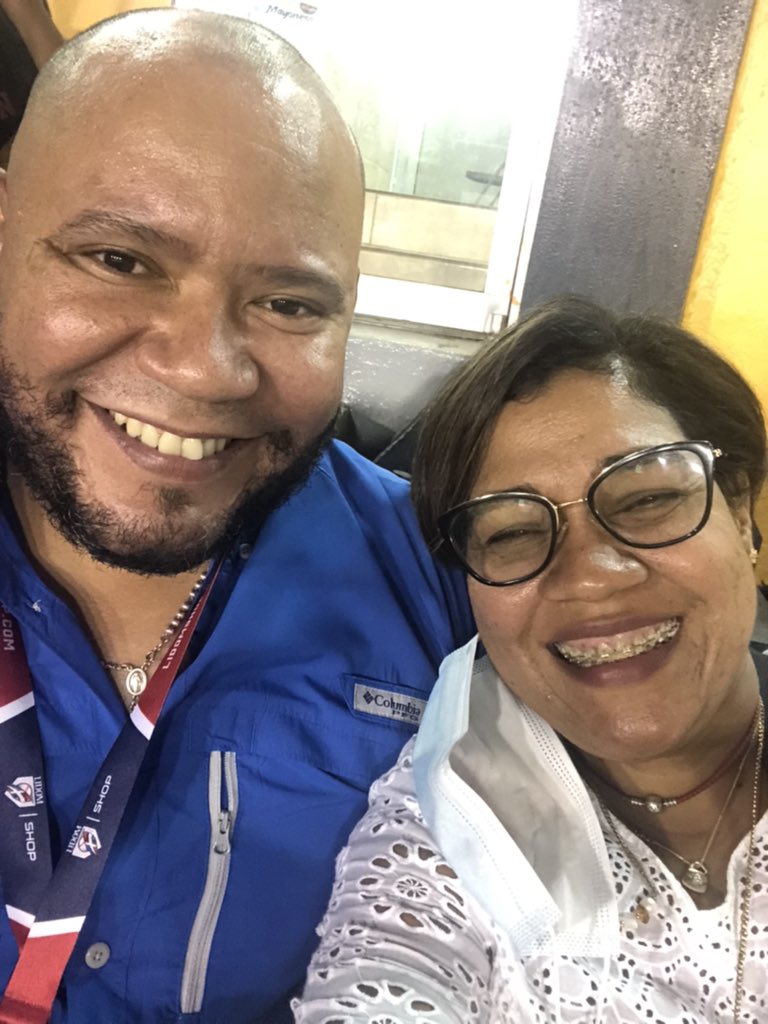 sagrariogomez's tweet photo. En Pelota 🎾 con #patrondeportivo @tutotavarez y el #patroncito @adriano1030 #lospatrones #patrondelatarde desde el Estadio Cibao @aguilasbbc https://t.co/C6UV2Yulbv