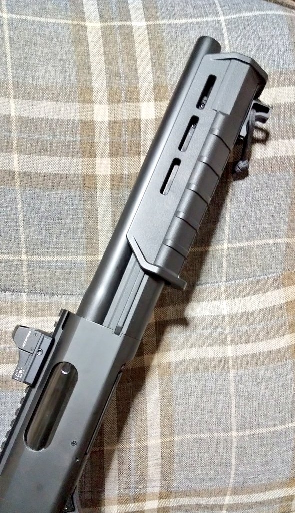 Bukisounin_KIRA's tweet photo. 今日の武器商人(笑)
#CYMA #CM357 #スポーツライン #TAC14 のその後…依頼が下部M-LOKモドキに脱着式ハンドストップいけるかチェックだ🤔結論イケる👍固定用の１箇所除き要加工で任意の場所を即時選択・運用出来ます(笑)ただ、ハンドストップ側に過度なストレスが…小さい稼働爪ひとつでロックだし😅 https://t.co/3VgS2RtzFx