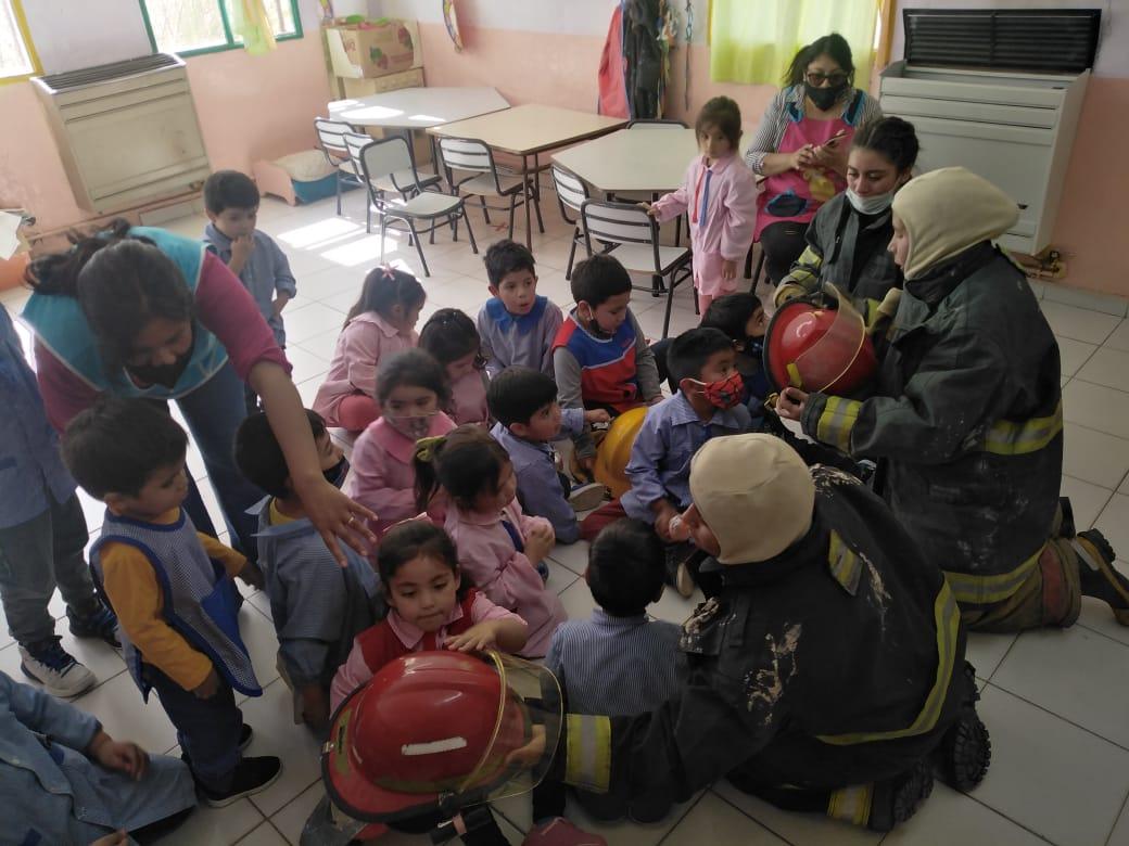 paso_104's tweet photo. #PasoDeIndios

#Bomberos #Voluntarios  👩‍🚒👨‍🚒 👏👏

Visitaron el Jardín 477 donde fuero Recibido  con Mucha Alegría por los Pequeños. https://t.co/76kiaofIuk