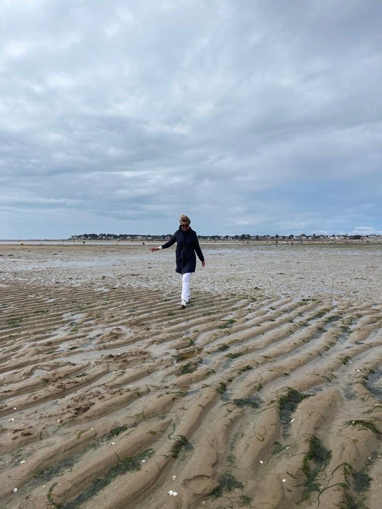 Au moment où la #COP26 s’ouvre, j’ai choisi de partager avec vous cette photo d’une promenade à marée basse cet été. Un moment privilégié avec la nature qui me rappelle mon enfance… et vous, quelle photo partageriez vous pour témoigner de votre attachement à notre planète ?