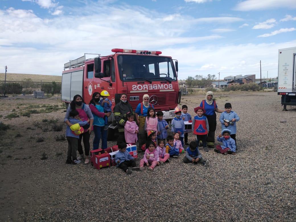 paso_104's tweet photo. #PasoDeIndios

#Bomberos #Voluntarios  👩‍🚒👨‍🚒 👏👏

Visitaron el Jardín 477 donde fuero Recibido  con Mucha Alegría por los Pequeños. https://t.co/76kiaofIuk