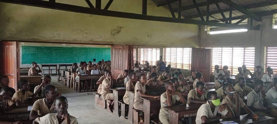 ujefpbenin's tweet photo. Après le CEG Godomey , nous avions mis le cap sur le CEG Entente ce 30 Octobre. Débats interactifs sur le cancer de sein et la consommation du kalaba et séance de dépistage gratuit pour les filles de 18 ans et plus.
Merci à tous ceux qui l'ont rendu possible.
#UJeFP
#tournéerose https://t.co/FX7JPedMXO