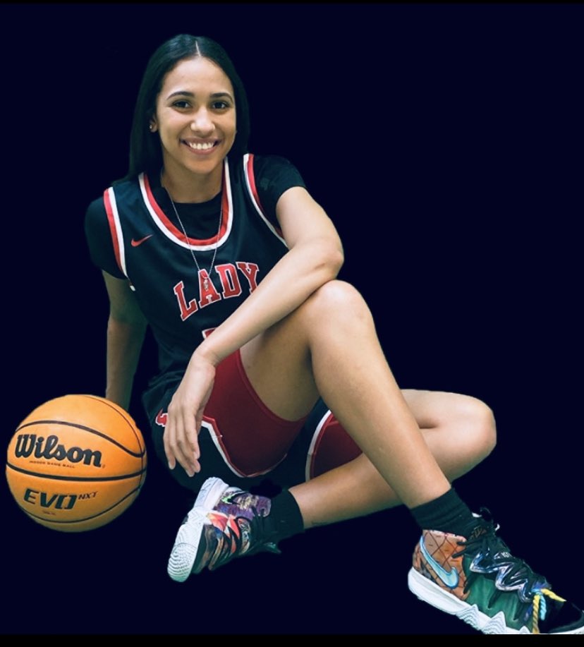Shay_Bee_33's tweet photo. Game day for my #15 and the Lady Chiefs ❤️ Good luck girls! #LetsGoCB #LetsGoLqdyChiefs #seniorseason @ChrystiannaB https://t.co/WslbxPK1f2