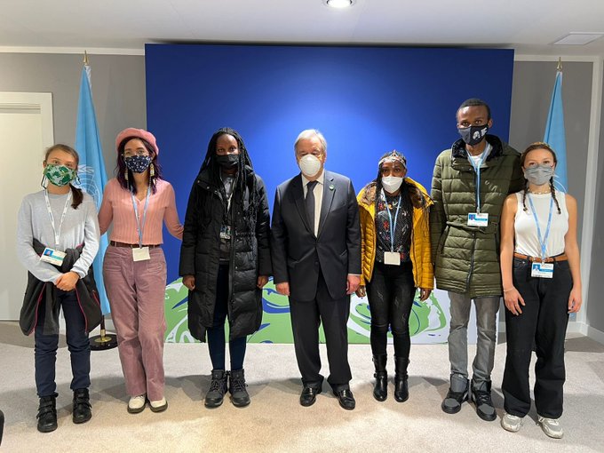 "Me sentí abrumado ante la pasión de los jóvenes activistas del clima que conocí hoy y expresé mi pleno apoyo a su implacable presión sobre los líderes para que den un paso adelante. 
En esta #COP26, necesitamos acciones climáticas concretas, no promesas vacías". <a href="/antonioguterres/">António Guterres</a>