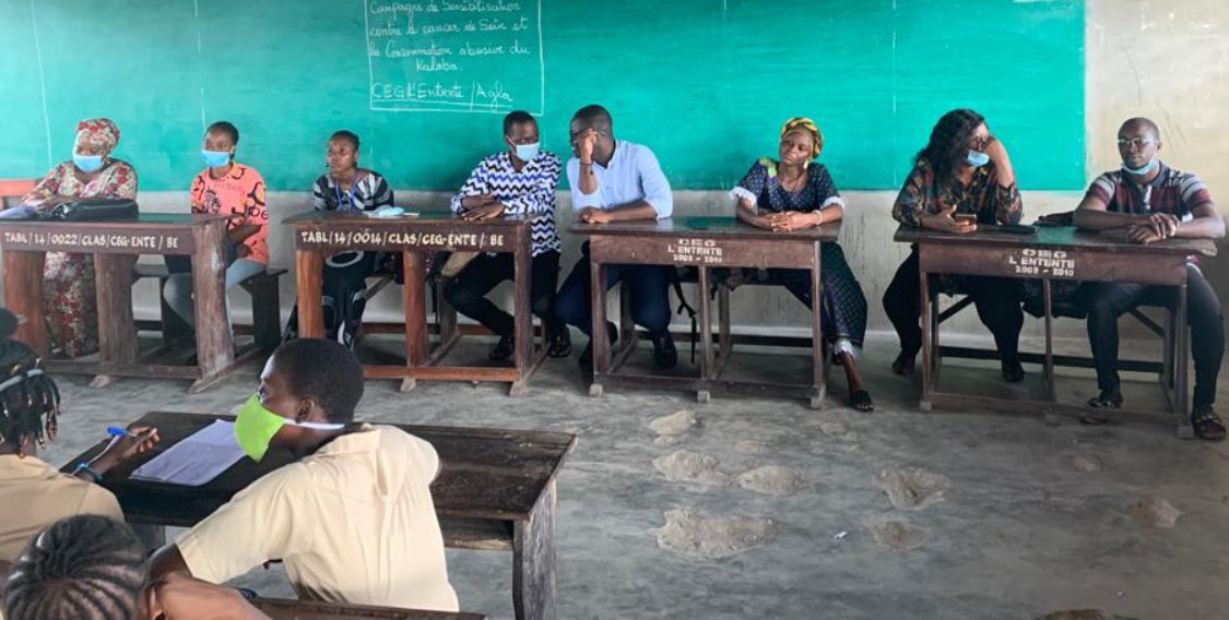 ujefpbenin's tweet photo. Après le CEG Godomey , nous avions mis le cap sur le CEG Entente ce 30 Octobre. Débats interactifs sur le cancer de sein et la consommation du kalaba et séance de dépistage gratuit pour les filles de 18 ans et plus.
Merci à tous ceux qui l'ont rendu possible.
#UJeFP
#tournéerose https://t.co/FX7JPedMXO