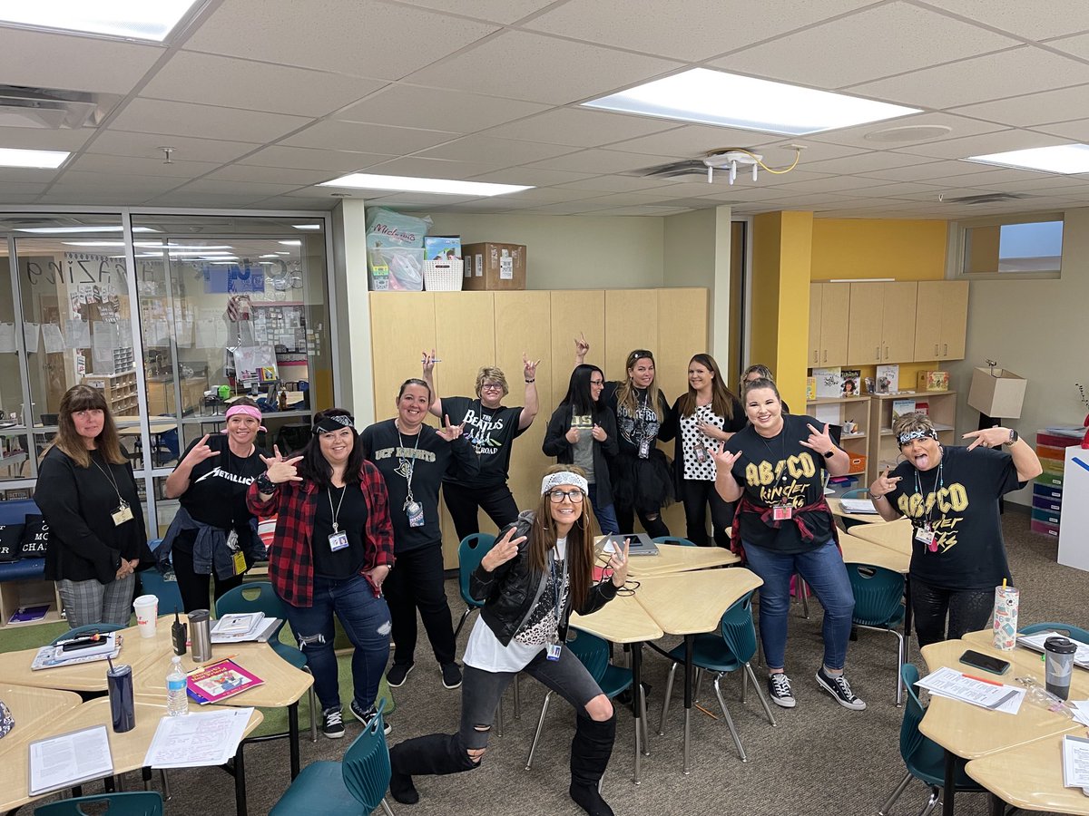 KarkoshKelsi's tweet photo. Celebrating our Rockin’ Writers today @ #QHES #GoQuails ❤️🙌🏽🎊 https://t.co/56GmuSHUBO