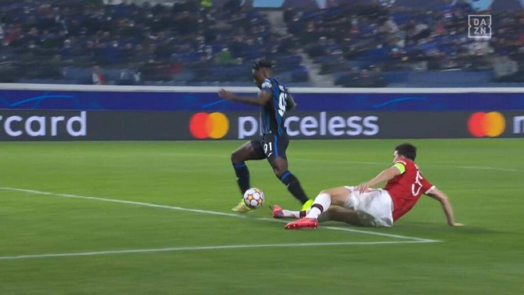 matovu93's tweet photo. A friendly reminder that @ManUtd fans mocked @Arsenal for signing Ben White at 50M yet they signed Maguire for 85M.
#AtalantaManUtd
#AtaMNU
#maguire https://t.co/LcsDSWJwoe
