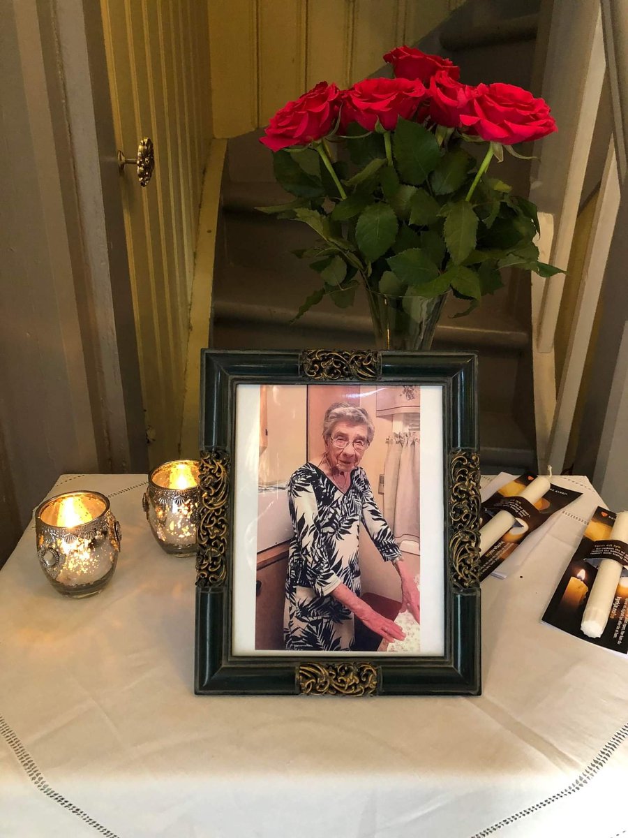 JannickesArt's tweet photo. The funeral was today🌹Now the first link in our #FourGeneration is resting in peace... And my heart is in pieces 💔 https://t.co/qFqkA3Ua5r