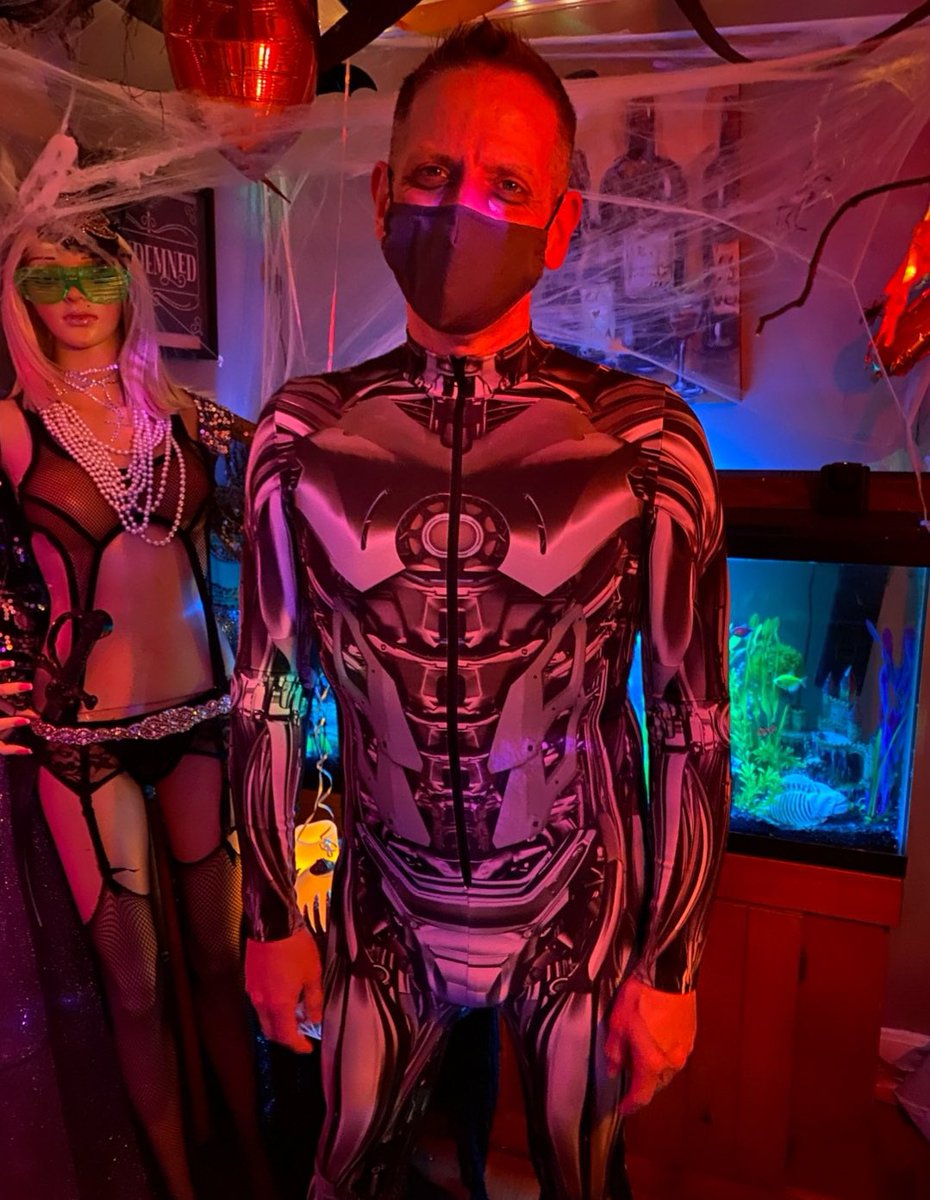 Hole4BigBBPoles's tweet photo. Even better pic from my friends Halloween party. #halloweencostume #skintightfit #snatchedbody #bigdickbottom https://t.co/qq1C2SJonY