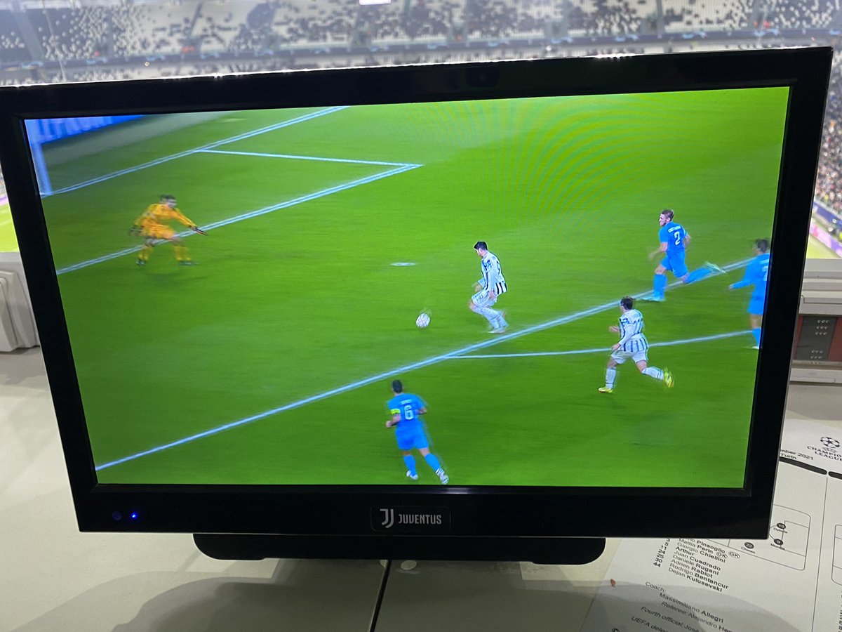 Как мило, что последним защитником остается Ерохин и где-то рядом Чистяков. Деян 💔