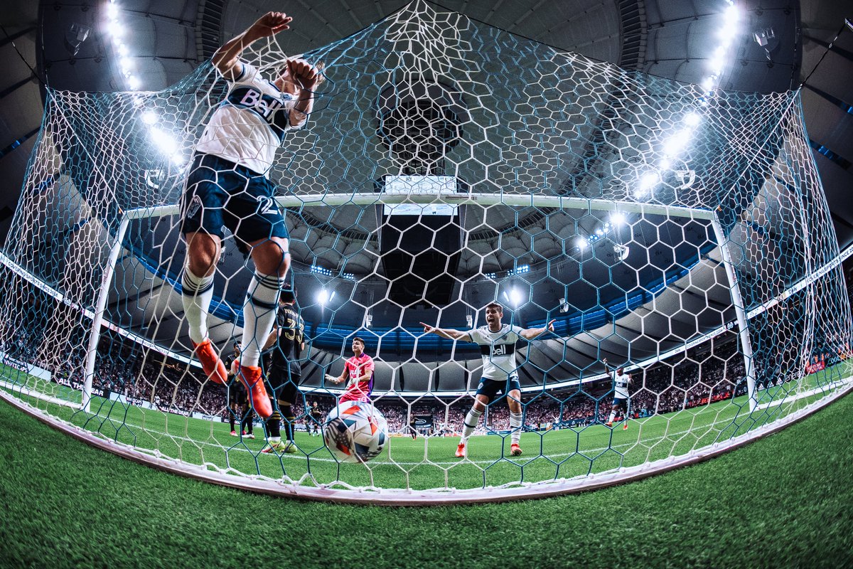 VWFC_Fr's tweet photo. Notre dernier match contre LAFC était tout droit sorti d'un scénario hollywoodien 📽️ 🎞️

Ce soir, avec une victoire à Los Angeles, nous pouvons nous qualifier en playoff pour la première fois en 4 ans. 👊 🌊

#VWFC #LAFCvVAN https://t.co/wXoluQu5Ua