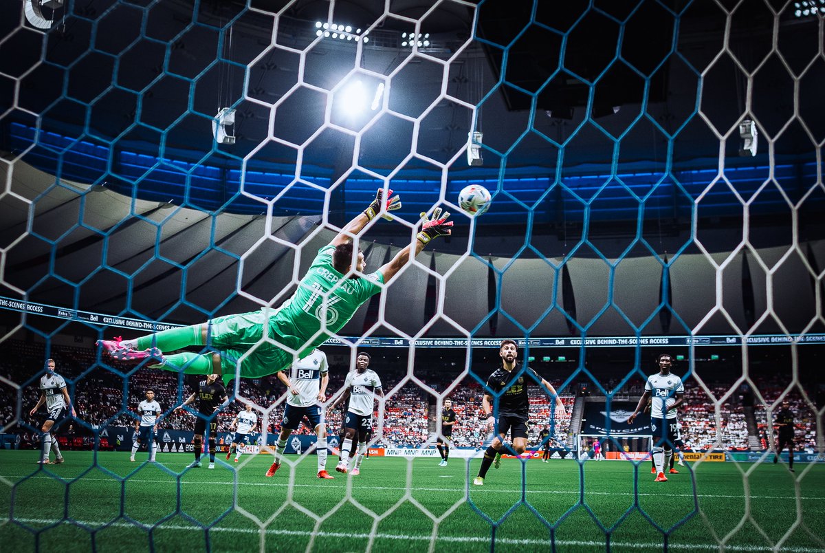 VWFC_Fr's tweet photo. Notre dernier match contre LAFC était tout droit sorti d'un scénario hollywoodien 📽️ 🎞️

Ce soir, avec une victoire à Los Angeles, nous pouvons nous qualifier en playoff pour la première fois en 4 ans. 👊 🌊

#VWFC #LAFCvVAN https://t.co/wXoluQu5Ua
