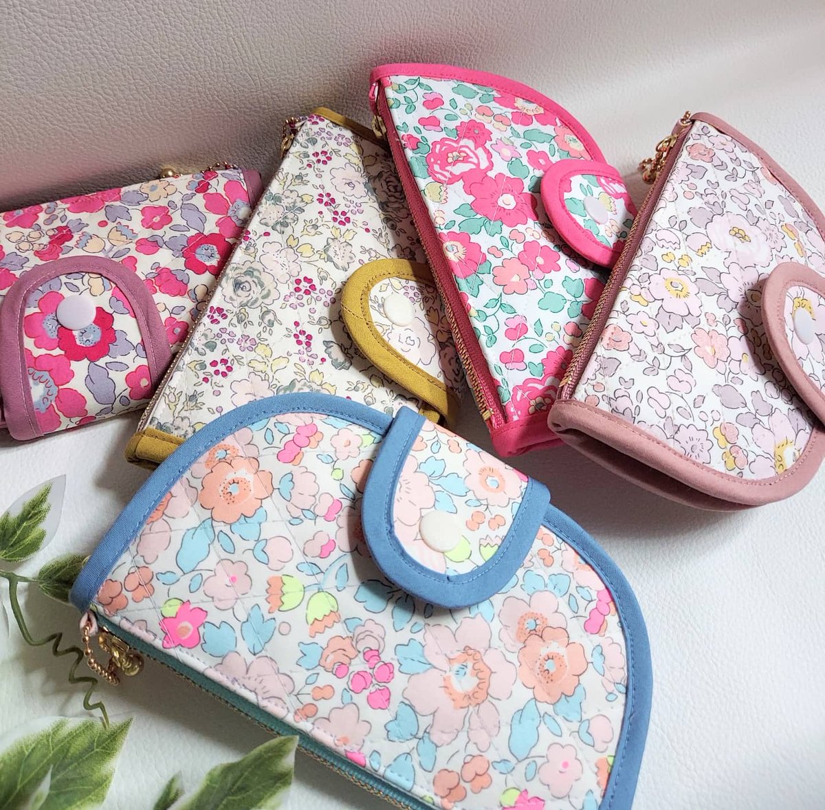 ELEGA_handmade's tweet photo. 𓍯☆.。.:*・゜
moon case
手間がかかるからこそ仕上がった時の幸福感・達成感が半端ないです😍😍

ファスナー、バイヤスは何色にしようかな❔と考えるのも楽しい( ＾ω＾ )
#リバティケース　#handmade 　#キルティング　#手作り　#リバティ　#小物入れ　#ポー��

https://t.co/bDxSWCI8RV https://t.co/uMTdi0Fx24