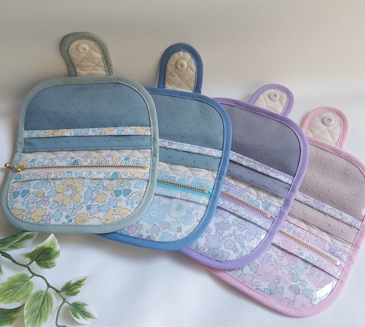ELEGA_handmade's tweet photo. 𓍯☆.。.:*・゜
moon case
手間がかかるからこそ仕上がった時の幸福感・達成感が半端ないです😍😍

ファスナー、バイヤスは何色にしようかな❔と考えるのも楽しい( ＾ω＾ )
#リバティケース　#handmade 　#キルティング　#手作り　#リバティ　#小物入れ　#ポー��

https://t.co/bDxSWCI8RV https://t.co/uMTdi0Fx24