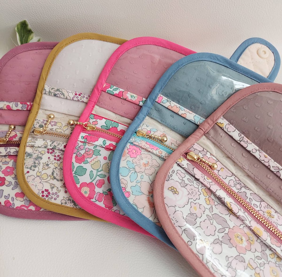 ELEGA_handmade's tweet photo. 𓍯☆.。.:*・゜
moon case
手間がかかるからこそ仕上がった時の幸福感・達成感が半端ないです😍😍

ファスナー、バイヤスは何色にしようかな❔と考えるのも楽しい( ＾ω＾ )
#リバティケース　#handmade 　#キルティング　#手作り　#リバティ　#小物入れ　#ポー��

https://t.co/bDxSWCI8RV https://t.co/uMTdi0Fx24