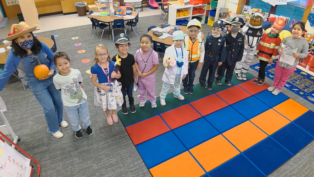 CheKinder's tweet photo. Last Friday CheKinder had a Community Helper Parade! The entire school cheered for us! Kindergarteners looked gorgeous in their creative outfits &amp; they had so much fun showing off their future careers! What a joyous day it was! #FutureCommunityHelpers 
@che_pyp @CaldwellHeights https://t.co/AUrqZfVVlx