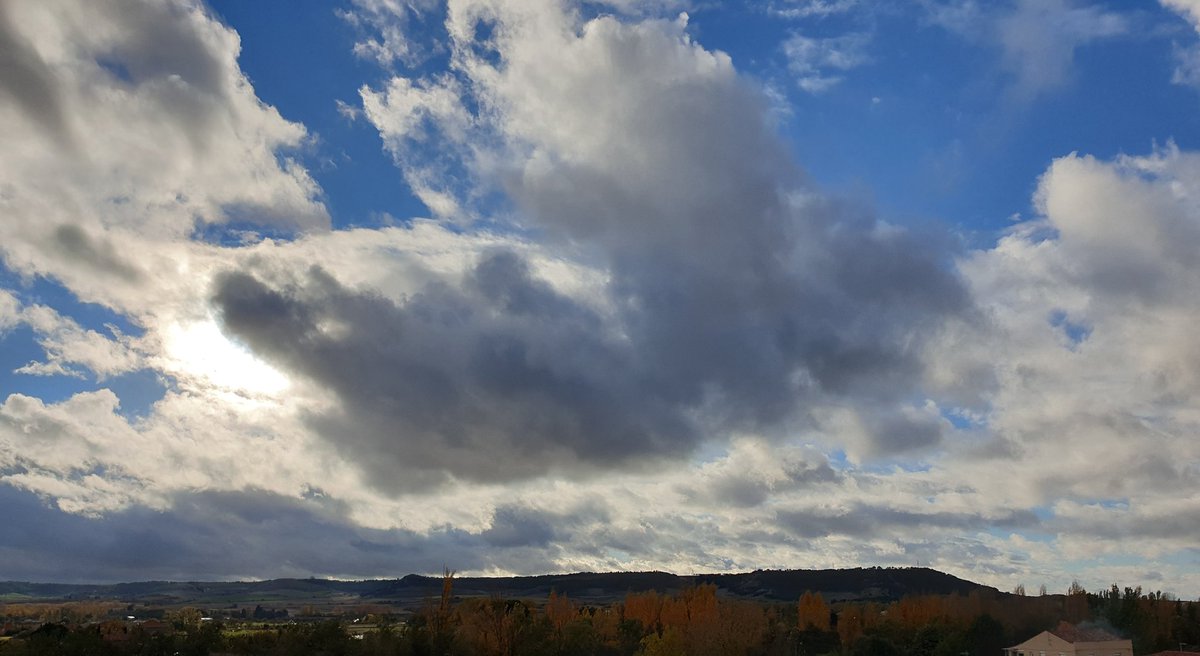 NatuFerana's tweet photo. #natuferana #buenasnoches #noches #cielo #cielosbonitos #nubes #sol #vistas #paisajes #palencia #palenciamola #estaes_palencia #total_palencia #cyl #cylesvida #eltiempo #paseandoporpalencia #palenciaconp #elnorte https://t.co/e60lRIT66Y