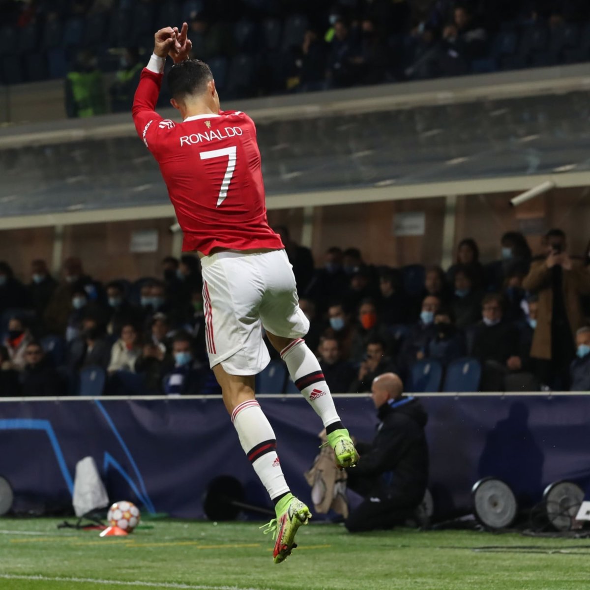 InvictosSomos's tweet photo. Se escribe UEFA Champions League, pero se pronuncia UEFA CRISTIANO LEAGUE. https://t.co/tvHX6HluQR