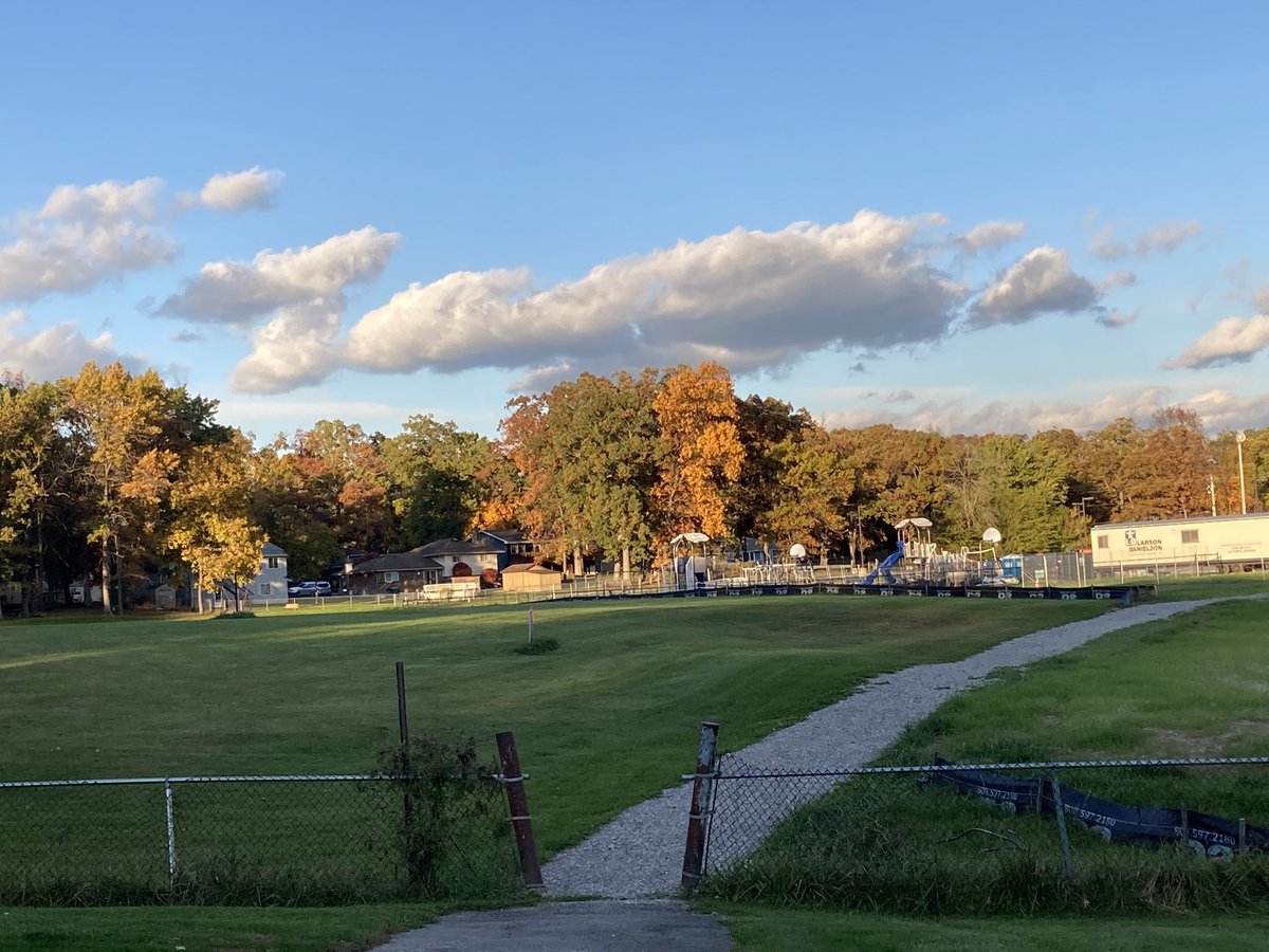 joco0614's tweet photo. Enjoying my after work walk !
Finally a bit of color! #FallVibes #PeakColor #Autumn ππ https://t.co/olPMzcd0vE